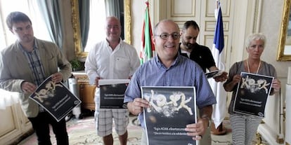 El alcalde de San Sebastián, Juan Karlos Izagirre, en el centro, en la presentación del proyecto solidario. 