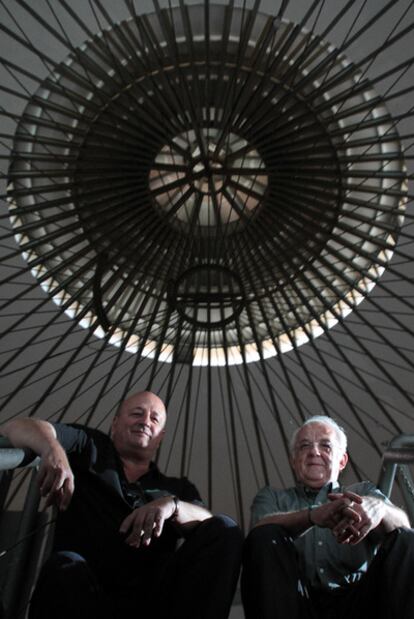 Los arquitectos Javier Alau y Antonio Lopera en la cuba del depósito.