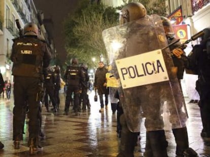 Despliegue policial en la calle de Montera, el s&aacute;bado.