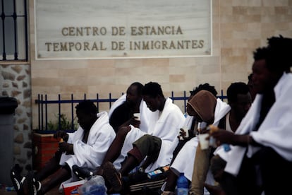 Un grupo de migrantes es atendido tras conseguir saltar la valla de Melilla el pasado 6 de abril.