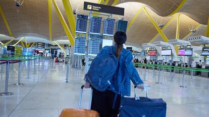 Una viajera en la terminal 4 del aeropuerto de Adolfo Suarez Madrid-Barajas, el 1 de agosto de 2023.