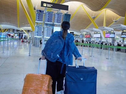 Una viajera en la terminal 4 del aeropuerto de Adolfo Suarez Madrid-Barajas, el 1 de agosto de 2023.