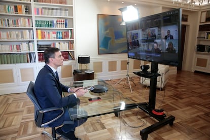 El presidente del Gobierno, Pedro Sánchez, mantiene una reunión por videoconferencia con varios ministros en el palacio de La Moncloa esta mañana, antes de anunciar que un Consejo de Ministros extraordinario decretará mañana sábado el estado de emergencia por la propagación del coronavirus. Imagen difundida por La Moncloa.