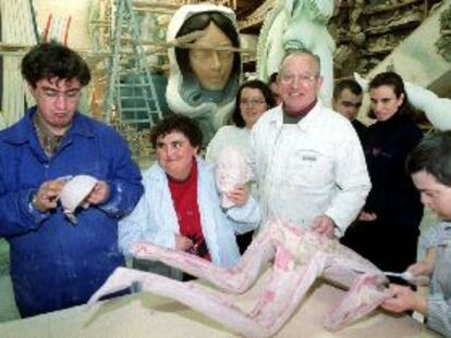 El artista Martínez Mollá, ayer en su taller, con varios ayudantes improvisados.