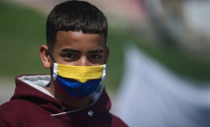 Un joven, con mascarilla, en Bogotá.