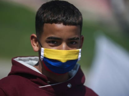 Un joven, con mascarilla, en Bogotá.