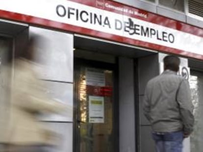 Un hombre pasa ante una oficina de empleo de Madrid. EFE/Archivo