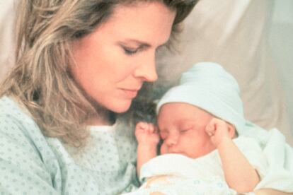 Murphy Brown, interpretada por Candice Bergen, sostiene a su hijo Avery en un capítulo de la serie.
