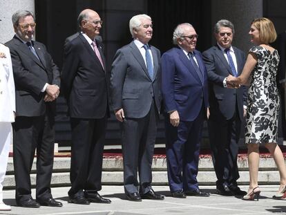 Cospedal saluda a Federico Trillo. A su derecha, los exministros Eduardo Serra, Gustavo Su&aacute;rez Pertierra, Juli&aacute;n Garc&iacute;a Vargas y Narc&iacute;s Serra. 