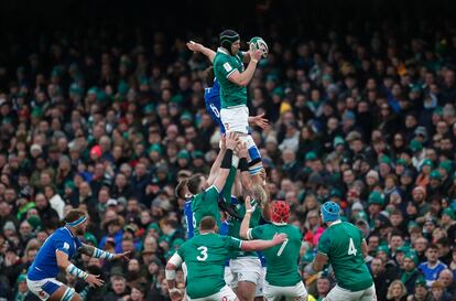 Ryan Baird de Irlanda, gana el balón en un lineout contra Giovanni Pettinelli de Italia durante el partido de rugby de las Seis Naciones entre Irlanda e Italia