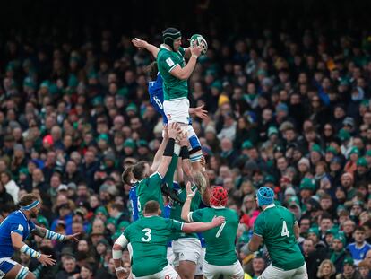 Ryan Baird de Irlanda, gana el balón en un lineout contra Giovanni Pettinelli de Italia durante el partido de rugby de las Seis Naciones entre Irlanda e Italia