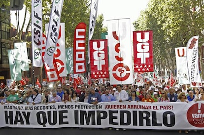 Los secretarios generales de CCOO y UGT  en la cabecera de la manifestación convocada por las organizaciones sociales, profesionales y sindicales que forman parte de la Cumbre Social