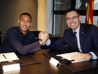 Neymar, con Bartomeu, tras firmar su renovaci&oacute;n.