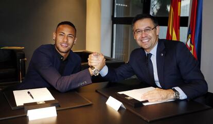 Neymar, con Bartomeu, tras firmar su renovaci&oacute;n.
