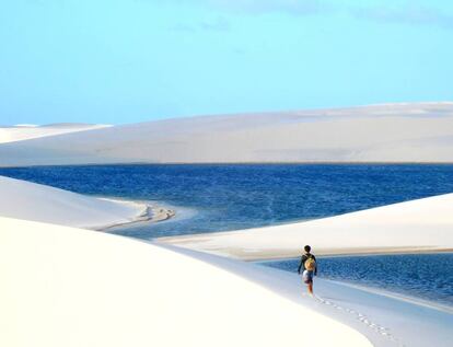 Turista passeia pelos Lençóis Maranhenses.