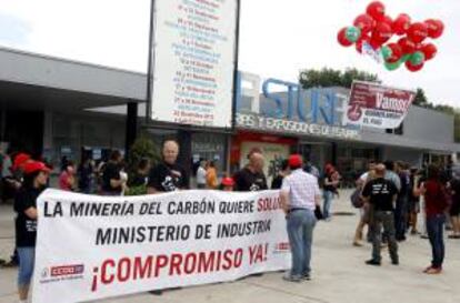 Concentración hoy a la entrada de la Feria Internacional de Muestras de Asturias, en Gijón, para apoyar al sector minero, convocada por CCOO.