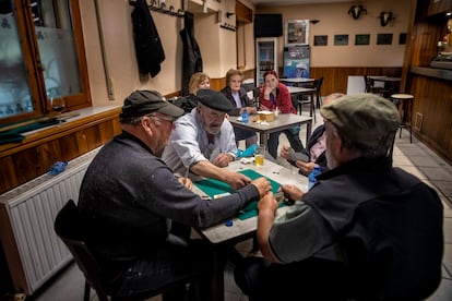 Vecinos de Almarza (Soria) juegan a las cartas en el bar del pueblo.