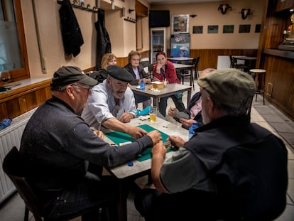 Vecinos de Almarza (Soria) juegan a las cartas en el bar del pueblo.