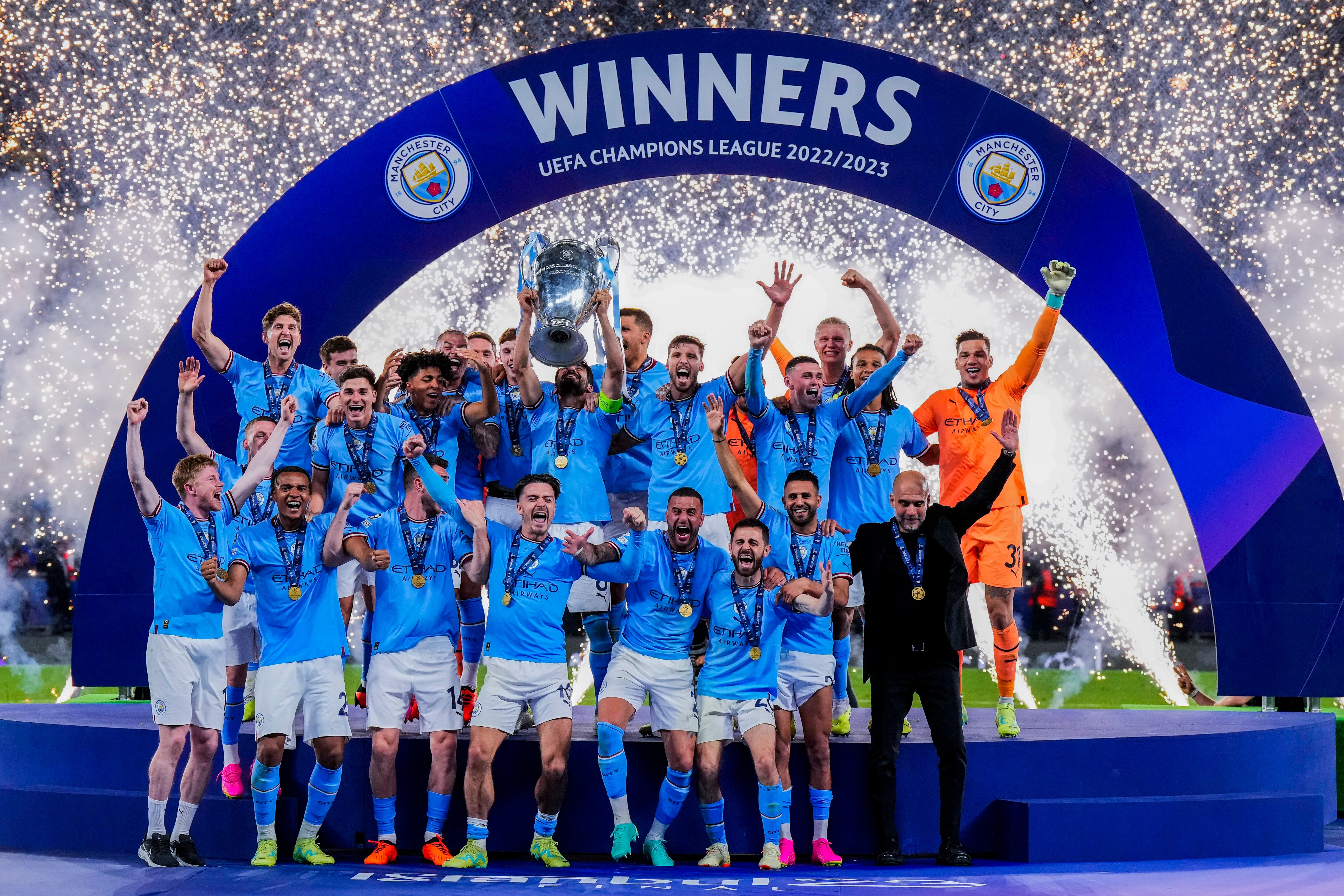 Los jugadores del Manchester City celebran la victoria tras ganar la final de la Liga de Campeones de fútbol contra el Inter de Milan en el Estadio Olímpico Ataturk en Estambul, Turquía