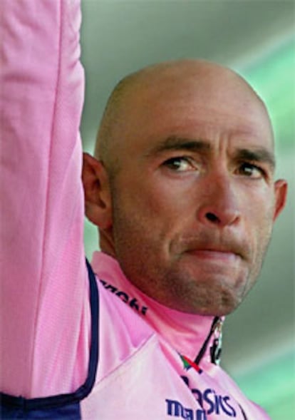 Marco Pantani, en el podio del Tour tras ganar una etapa en julio de 1998.