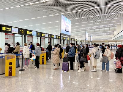 Pasajeros en el aeropuerto de la ciudad de Chongqing, al sur de China.