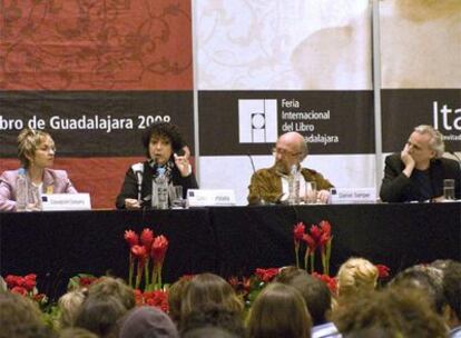 La académica mexicana Concepción Company, la escritora argentina Luisa Valenzuela, el escritor y periodista colombiano Daniel Samper y el presidente de la Agencia Efe Álex Grijelmo.