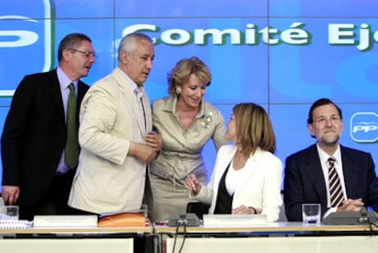 De derecha a izquierda, Mariano Rajoy, Dolores de Cospedal, Esperanza Aguirre, Javier Arenas y Alberto Ruiz-Gallardón, en el Comité Ejecutivo Nacional del PP.