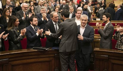 Quim Torra, presidente de la Generalitat, recibe el saludo del del Parlament, Roger Torrent, en el pleno de este sábado.