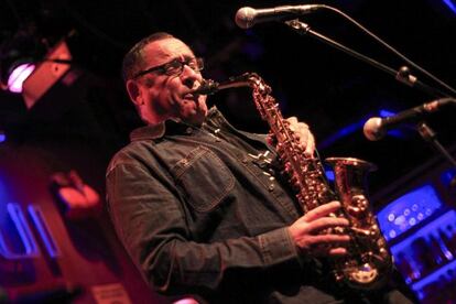 El saxofonista Gilad Atzmon combina sus ensayos sobre Oriente Medio con el escenario de la sala Bogui Jazz.