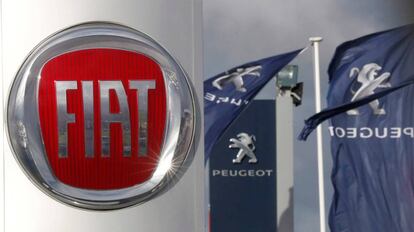 Logos de los fabricantes de vehículos Fiat y Peugeot en Saint-Nazaire, que han anunciado su fusión para crear el cuarto grupo más grande del sector.