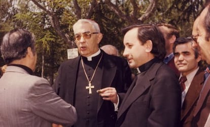El cardenal Tarancón (centre) i el seu vicari general, Martín Patino, en una imatge sense datar.