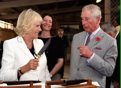 El príncipe Carlos de Inglaterra y la duquesa de Cornualles Camila, durante la visita a la bodega Seppeltsfield, en el Valle de Barossa (Australia). La pareja real se encuentran en una gira de 12 días visitando siete regiones de Nueva Zelanda y otros cuatro territorios en Australia.