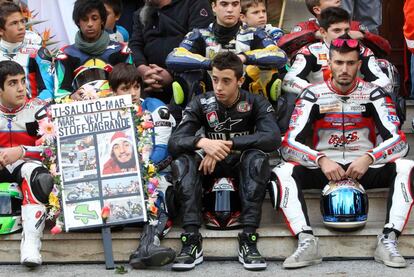 Un grupo de pilotos jóvenes acudió al funeral de Simoncelli, apodado Sic, ataviados con sus monos de carreras.