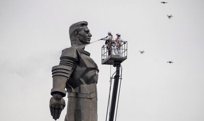 Operarios municipales limpian la estatua de Yuri Gagarin, en Moscú (Rusia), en preparación para la celebración del Día del Cosmonauta que marca el 58 aniversario del viaje espacial de Gagarín.