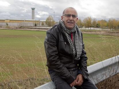 Francisco Alonso, jurista de la prisi&oacute;n de Topas, en Salamanca, posa delante del centro el pasado viernes.