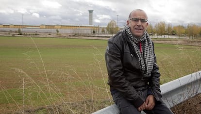 Francisco Alonso, jurista de la prisi&oacute;n de Topas, en Salamanca, posa delante del centro el pasado viernes.