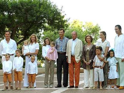De izquierda a derecha, Iñaki Urdangarín y la infanta Cristina con sus hijos, Pablo, Juan Valentín, Miguel e Irene; los príncipes de Asturias con la infanta Leonor; los Reyes y la infanta Elena con su marido, Jaime de Marichalar, y sus hijos, Froilán y Victoria, en el patio del palacio de Marivent.