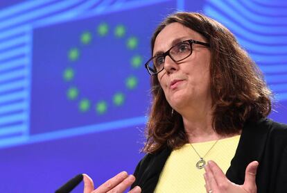 La comisaria europea de Comercio, Cecilia Malmström, anuncia el contraataqe europeo. / AFP / Emmanuel DUNAND