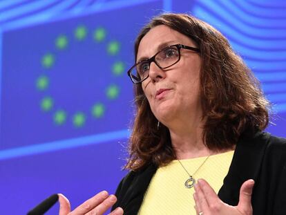 La comisaria europea de Comercio, Cecilia Malmström, anuncia el contraataqe europeo. / AFP / Emmanuel DUNAND