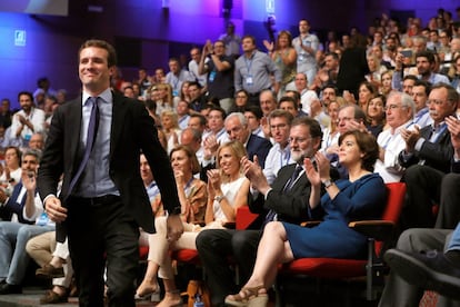 Pablo Casado se dirige al escenario tras ganar a Soraya Sáenz de Santamaría (en la imagen, junto a Rajoy) las primarias para elegir al presidente del PP en julio de 2018.