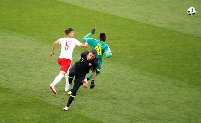 El senegalés Mbaye Niang marca el segundo gol de su equipo durante el partido de fútbol del Grupo H de la Copa Mundial 2018 entre Polonia y Senegal en el Estadio Spartak de Moscú.