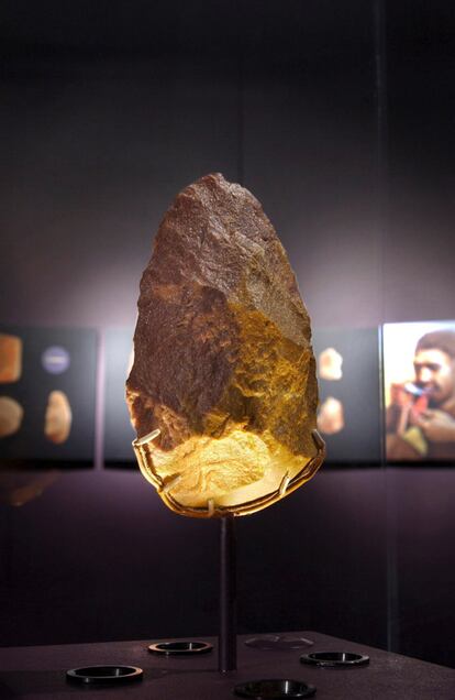 Bifaz de cuarcita roja encontrado en 1998 en la Sima de los Huesos de Atapuerca (Burgos).
