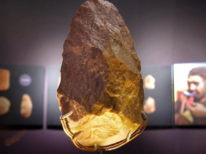Bifaz de cuarcita roja encontrado en 1998 en la Sima de los Huesos de Atapuerca (Burgos).