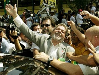 Lula saluda a sus seguidores tras depositar su voto en un colegio electoral cercano a São Paulo. PLANO MEDIO - ESCENA