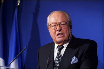 El líder del Frente Nacional, Jean Marie Le Pen, habla con la prensa después de la victoria de Jacques Chirac en las elecciones presidenciales en Saint Cloud, Francia, el 5 de mayo de 2002.