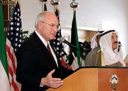 Dick Cheney se dirige a los medios de comunikcación tras su reunión con el primer ministro kuwaití.