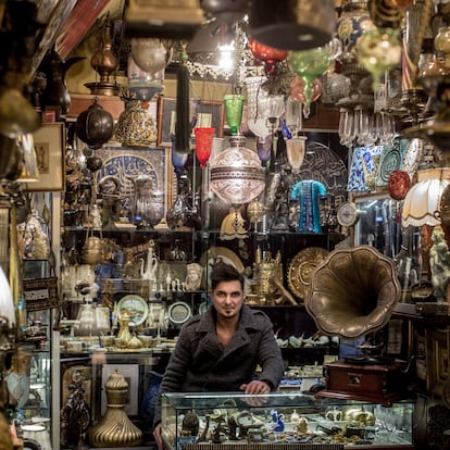 Timur Yildirim en su negocio familiar de antigüedades, en el Gran Bazar de Estambul (Turquía).