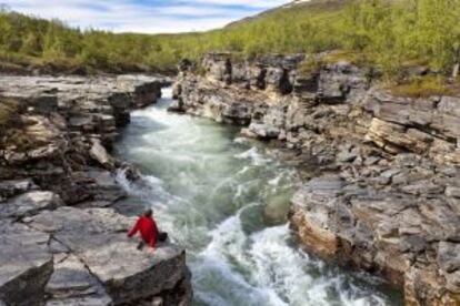 Un senderista en el cañón del río Abisko, en el parque nacional de Abisko, al norte de Suecia.