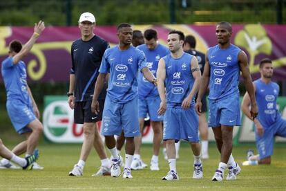 Blanc observa sus jugadores en un entrenamiento