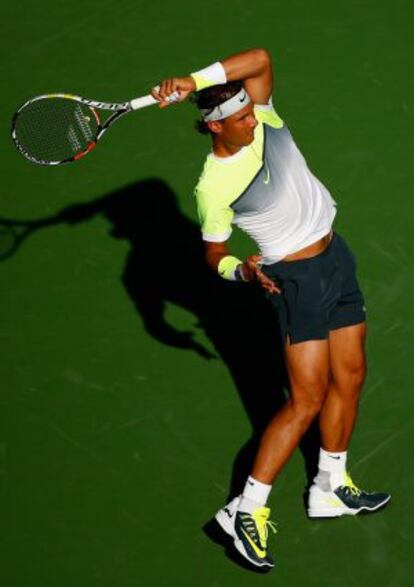 Nadal golpea la pelota durante un partido de dobles junto a Carrero